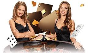 Tampilan studio Live Sic Bo di marwah 4d dengan dealer dan tiga dadu dalam kontainer transparan